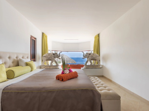New Oceanfront Luxury Mansion W/ Private Beach & Pool - Gated Community