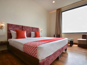 OYO 47054 The Phoenix House