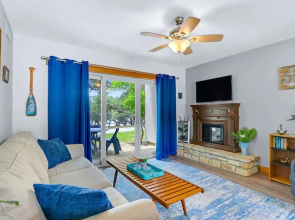 Charming Lakeside Condo - Moments to Lake Fun