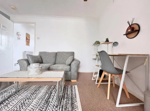 2 Bedrooms - 3 Beds - Quiet Retreat - Parking
