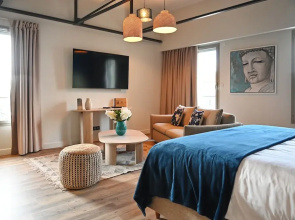 Walnut Bistro & Suites