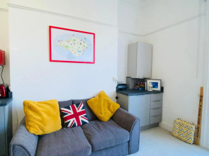 Wight On The Beach, Slps4, Stylish Apartment, Balcony with Sea Views