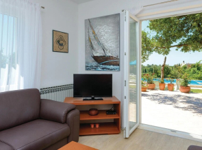 Stunning Home in Mocici With Wifi and 4 Bedrooms