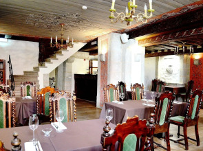 Отель Three Crowns Residents