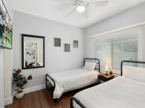 Centra Phoenix House Kingbed