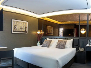 The Gravitique Hotel Khaosan