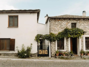 Nerida's-Traditional 3 BR Townhouse-BBQ-View
