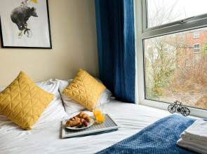 Large House, 4 Netflix Tv's, Sleeps 6, fast WIFI & Garden, Nearby parking