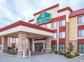 La Quinta Inn & Suites by Wyndham O'Fallon, IL - St. Louis