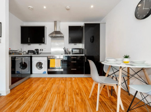 Exotic 2 Bedroom City Centre Apartment - 4min - WALK from BULLRING