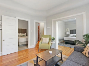 3BR Comfy & Bright Apt in North Center