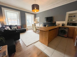 Spacious 3 bedroom Victorian flat City Centre