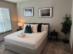 Ebony Ivory Midtown King Bed