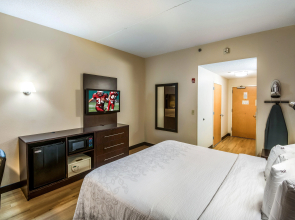 Red Roof Inn PLUS+ Long Island - Garden City