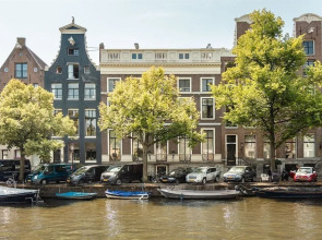 17th Century Canal Apartment with Roof Terrace