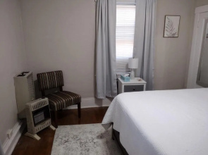 Cherry Street Vintage Apartment-Free Parking!