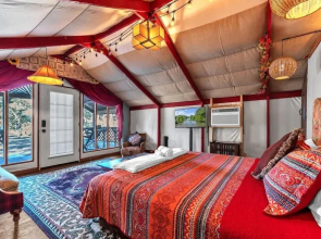 Bohemian Cabin: Hot-tub, Serene Retreat, Pet-friendly, 10-mins to Downtown!