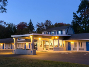 Pocono Night Lodge