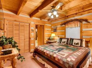 Moose Tracks 1 Bedroom Cabin by RedAwning