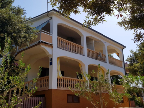 Holiday house Mare - 50 m from beach: Mandre, Island Pag