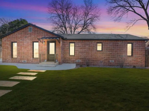 Alcove: Steps to Main St.-high End Home W/hot-tub!