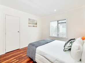Kiwi Holiday Home near Airport