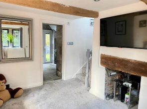 luxury 2 bed cosy cottage with hot tub and childrens play area hambrook Bristol