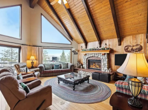 6bdr Group Retreat, Decks w/ Incredible Views Starry Heights by Avantstay