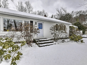 Hadley Vacation Rental 24 Mi to Springfield!