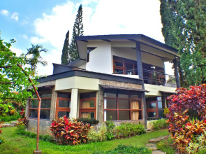Villa 4-BR Klub Bunga No. 8 Batu Malang