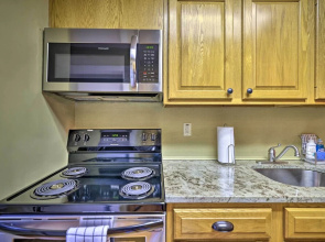 Cozy Poconos Townhome w/ Fireplace Near Jack Frost
