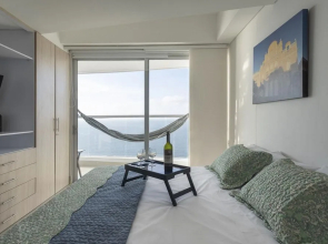 Stunning Highrise Seafront Apartment