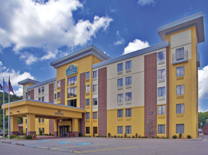 La Quinta Inn & Suites by Wyndham Elkview - Charleston NE