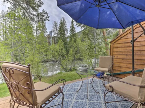 7 Mi to Ski: Waterfront Townhome in Frisco!