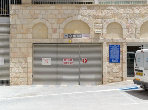 Design & Veranda next to Mahane Yehuda Market by FeelHome