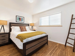 Orchard Flats Perfect Group Stay w/ Yard and BBQ