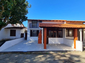 Lindissima Casa de Praia com Churrasqueira, 3 Qts-2Suites- 3 banheiros- Praia do Peró- Cabo Frio, Ótima localização com sala de jogos,Qdra de esportes, Parquinho para Crianças, Uma Qdra da Praia