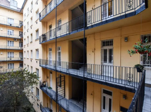 Riverside Apartment in Downtown