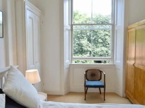 Bright 2 Bedroom Dalry Apartment