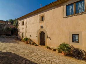 CAS CONCO - Traditional Majorcan house with private pool and luxuriant garden. Free WiFi