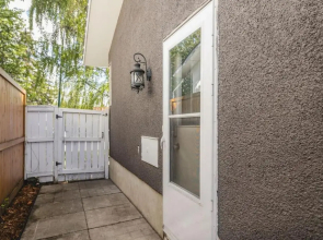 The Elm, 4 Bed Bungalow with Backyard and Firepit