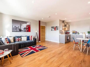 Spacious and Immaculate London-themed home with balcony for you!