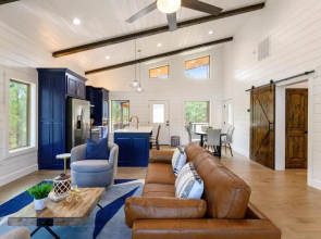 Vacana Live a Little, Couples Cabin, Hot Tub, Fire Pit, Pet Friendly