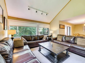Lincoln Townhome w/ Community Pool & Club Access!