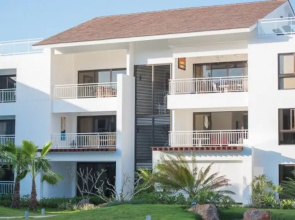 Los Cocos Residences