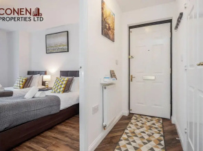 2 Bed Apartment Sleeps 5 - Wifi, Free Parking
