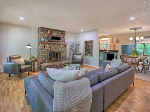 Dog-friendly Bella Vista Home w/ Grill + Deck