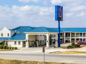 Motel 6 Seguin, TX
