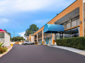 Days Inn by Wyndham Clayton