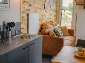 Cozy tiny house on the water, located in a holiday park in the Betuwe